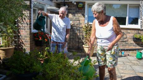 David i Margaret Miller podlewają swoje rośliny w swoim domu w Edinbridge.