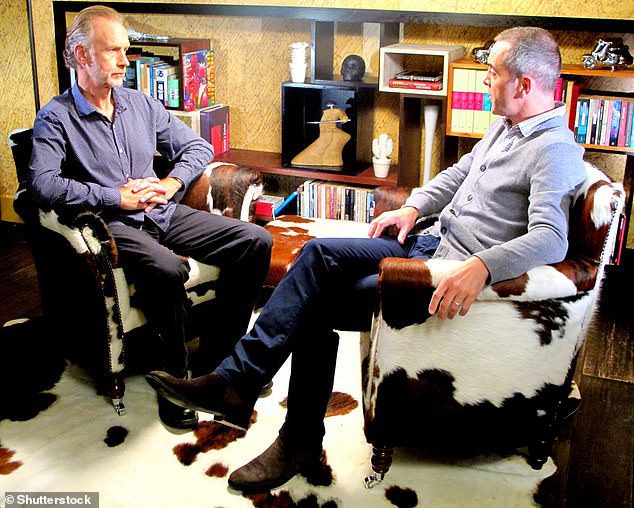 Evans i James Nesbitt zasiadają do wywiadów w ramach programu telewizyjnego Living the Life w 2012 roku