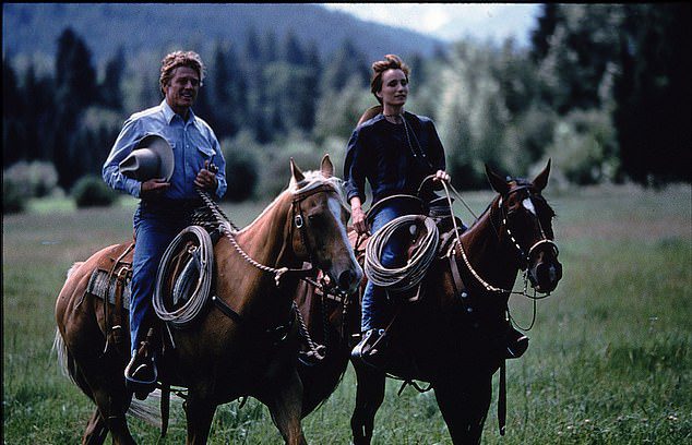 Robert Redford i Kristen Scott Thomas są sfotografowani podczas sceny w filmowej adaptacji Zaklinacza koni