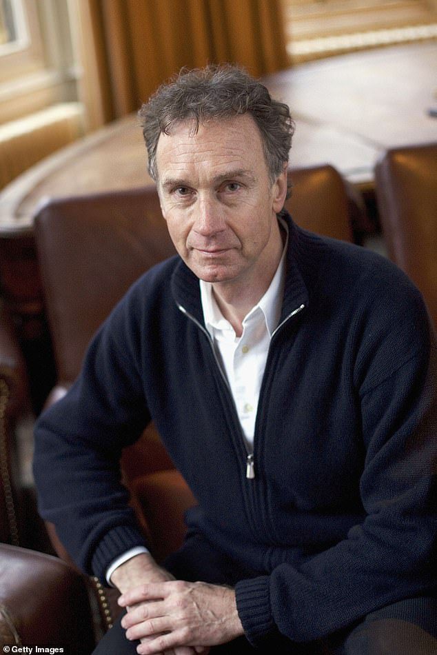 Evans pozuje do zdjęcia na dorocznym Oxford Literary Festival w Oxford Union w kwietniu 2005 r.