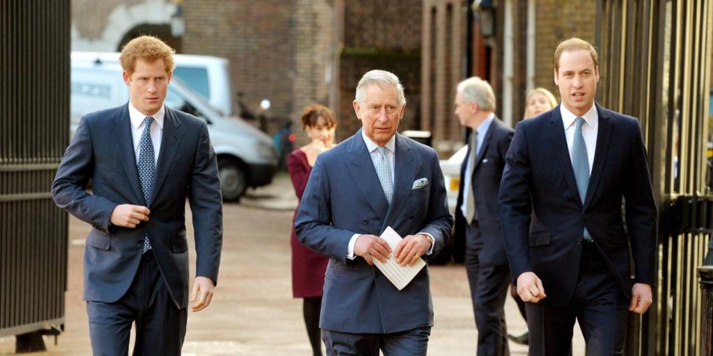 Książę Karol i książę William traktują księcia Harry'ego „ostrożnie”, dopóki nie wyjdą jego pamiętniki