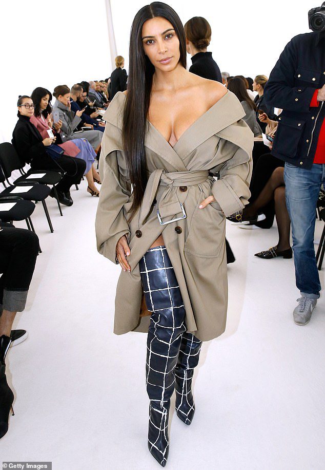 Wcześniej: Kim była związana na muszce i skradziono biżuterię o wartości 10 milionów dolarów w październiku 2016 roku podczas Paris Fashion Week, gdzie została sfotografowana na pokazie Balenciaga.