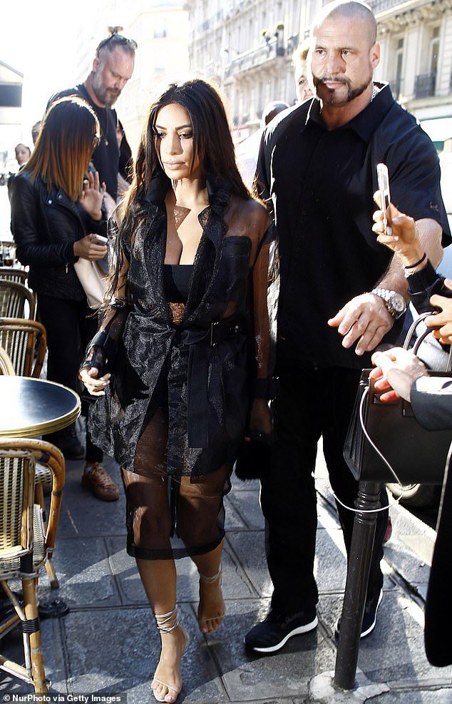 Bezbronni: siostry Kardashian opuściły hotel w wieczór napadu ze swoim ochroniarzem Pascalem Dufferem;  Kardashian i Dover zostali sfotografowani zaledwie dzień temu