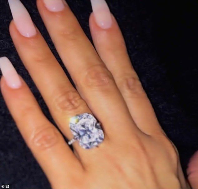 Olśniewające: Jednym z elementów, które zabrali Abbas i jego gang, był dwudziestokaratowy pierścionek zaręczynowy Lorraine Schwartz o wartości 4 milionów dolarów, podarowany przez Kanye Westa.