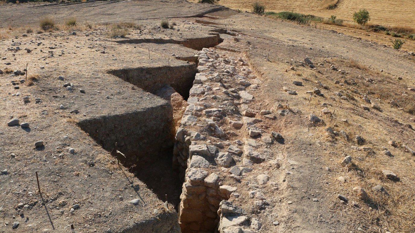 Złamany mur ukryty pod starożytnym cmentarzem na Cyprze.