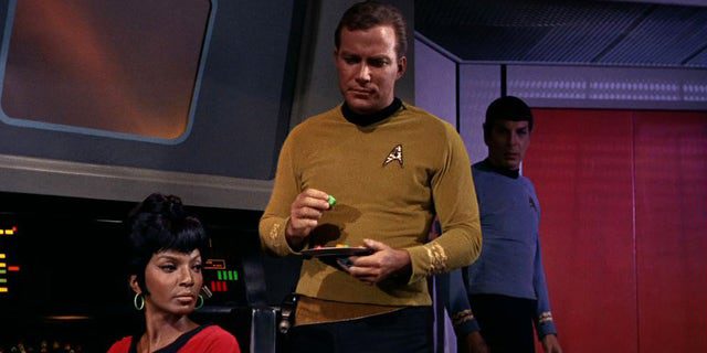 Nichelle Nichols (po lewej jako Uhura) i William Shatner (jako kapitan James T. Kirk) na moście USS Enterprise w scenie z filmu "człowiek pułapka" Pierwszy odcinek "gwiezdna wędrówka," który został wyemitowany 8 września 1966 r.