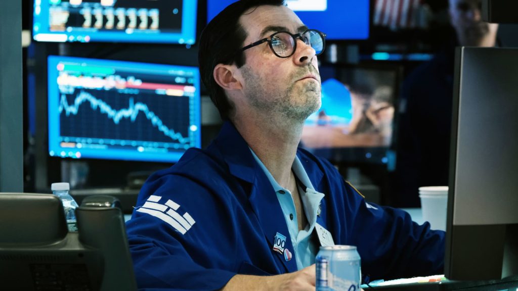 Kontrakty terminowe Dow spadają o prawie 200 punktów, ponieważ piątkowa porażka na Wall Street wydaje się być kontynuowana