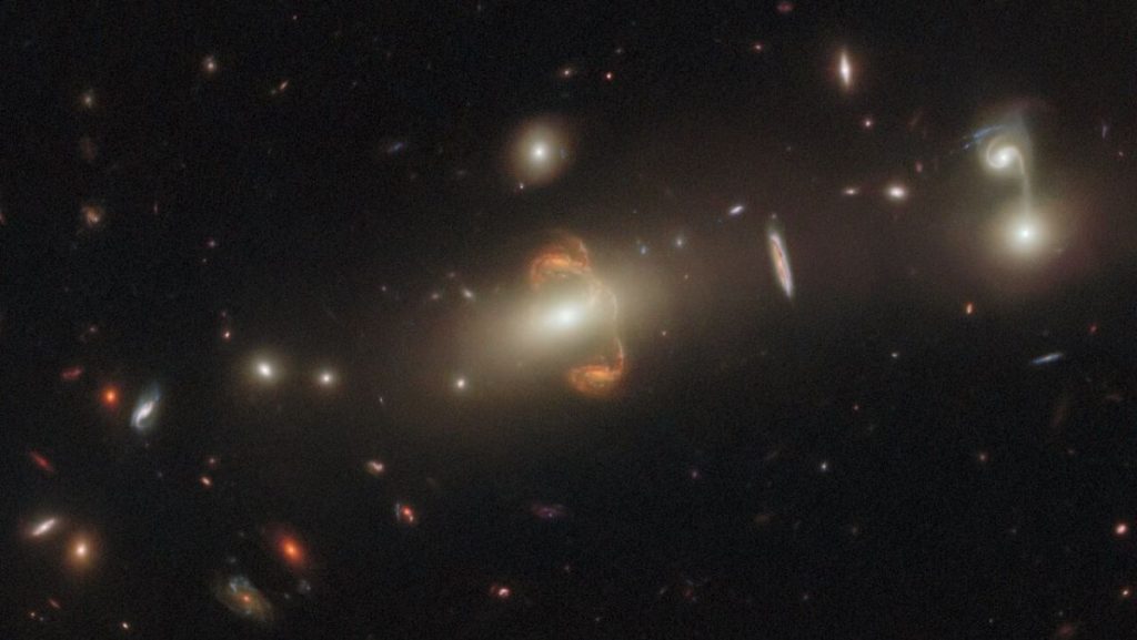 Kosmiczny Teleskop Hubble’a wykonuje lustrzane odbicie galaktyki