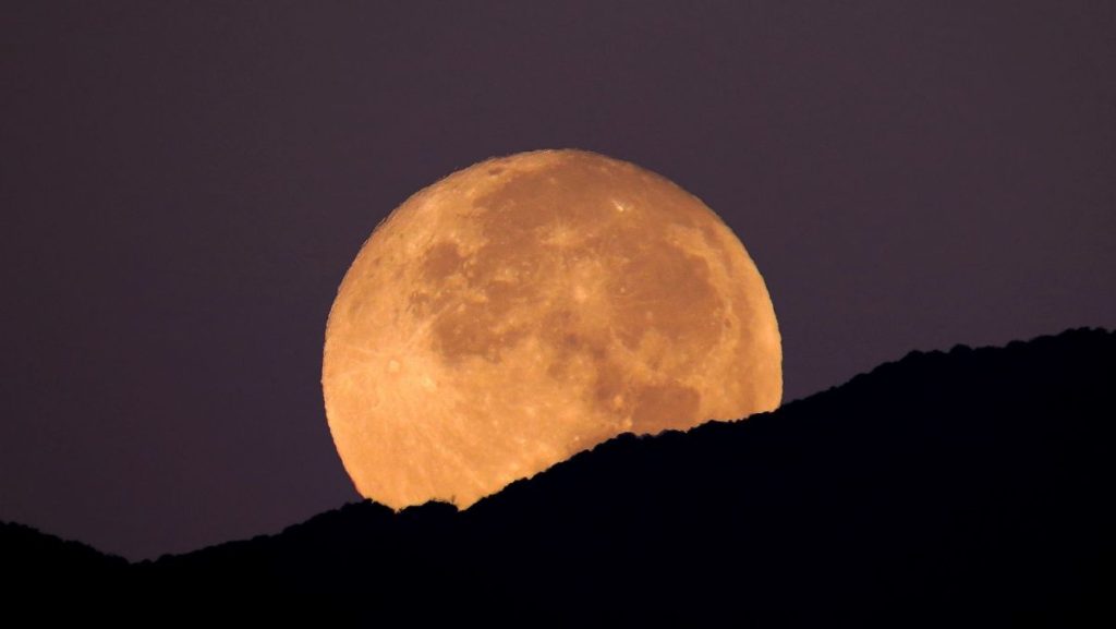 Ostatni super księżyc 2022 wschodzi 11 sierpnia: oglądaj go na żywo online