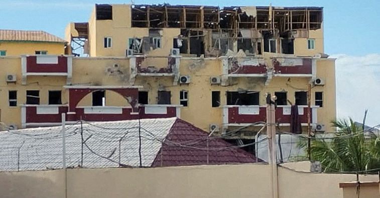 Somalijscy bojownicy zaatakowali hotel w Mogadiszu, co najmniej 12 zabitych