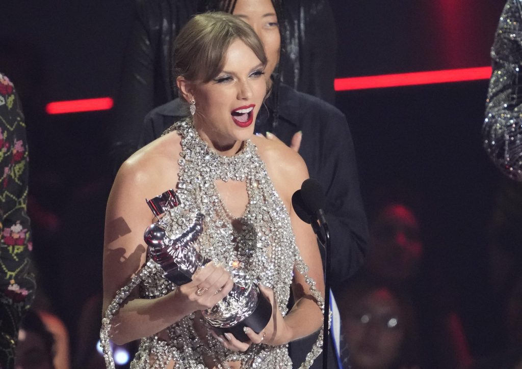 Taylor Swift zdobywa pierwszą nagrodę, zapowiada nowy album na MTV VMA