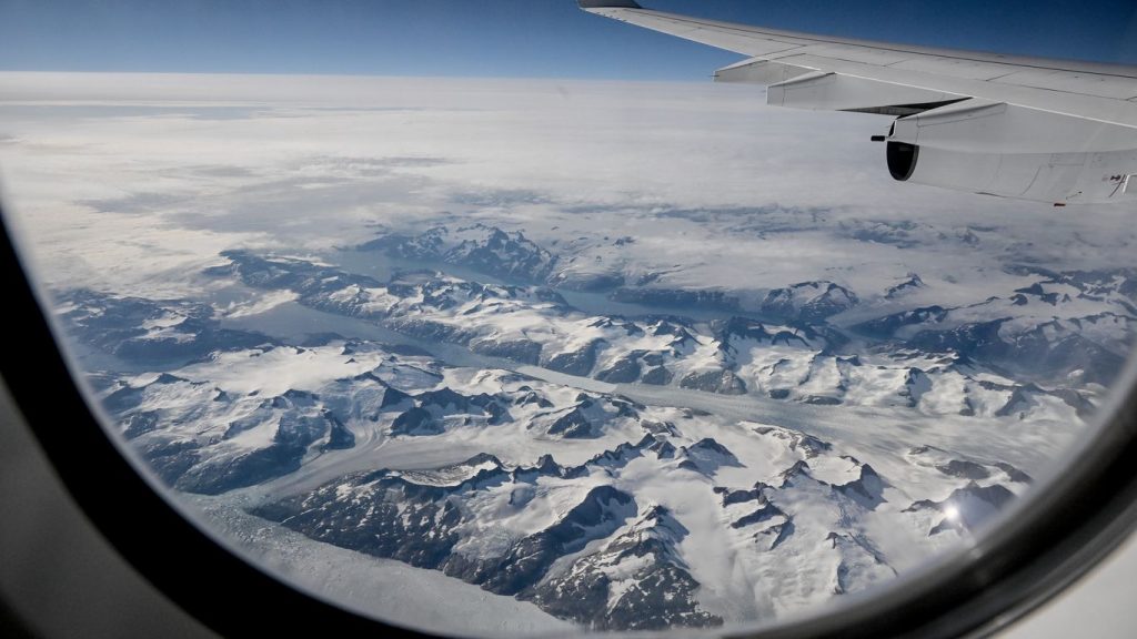 Topnienie lodu Grenlandii podniesie poziom mórz o prawie stopę