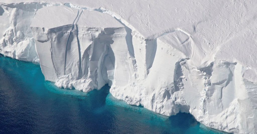 Zdjęcia satelitarne pokazują, że antarktyczny szelf lodowy zapada się szybciej niż wcześniej sądzono