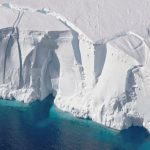Zdjęcia satelitarne pokazują, że antarktyczny szelf lodowy zapada się szybciej niż wcześniej sądzono