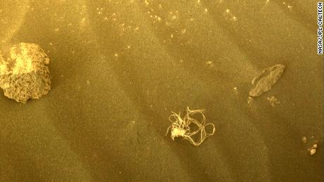 Tajemnicza wiązka sznurków na Marsie '  Powierzchnia znaleziona przez łazik sondy