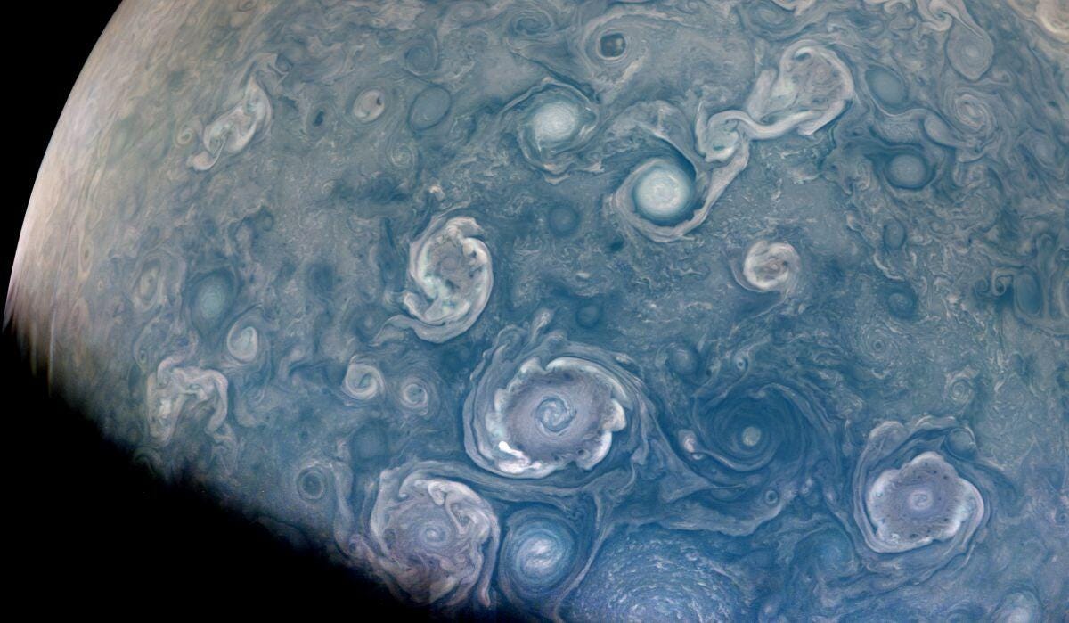 Zdjęcie NASA wirów podobnych do wirów przedstawiających gigantyczne burze na Jowiszu.