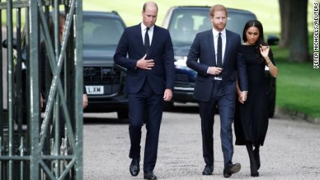 William i Harry dołączają do króla Karola w cichej procesji za trumną królowej