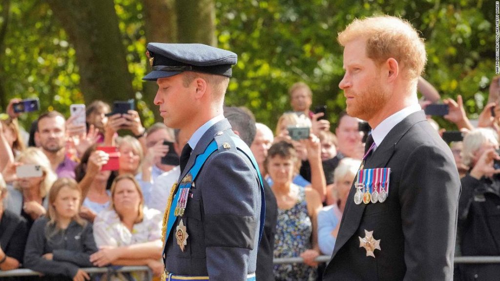 Dlaczego książę Harry i książę Andrzej nie noszą mundurów wojskowych podczas procesji pogrzebowych królowej?