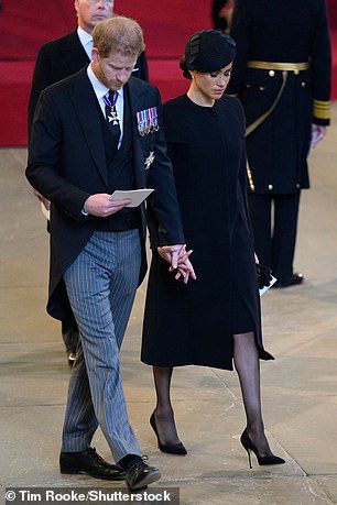 Książę Harry i Meghan, księżna Sussex, uczestniczą w procesji trumiennej królowej Elżbiety II z Pałacu Buckingham do Westminster Hall