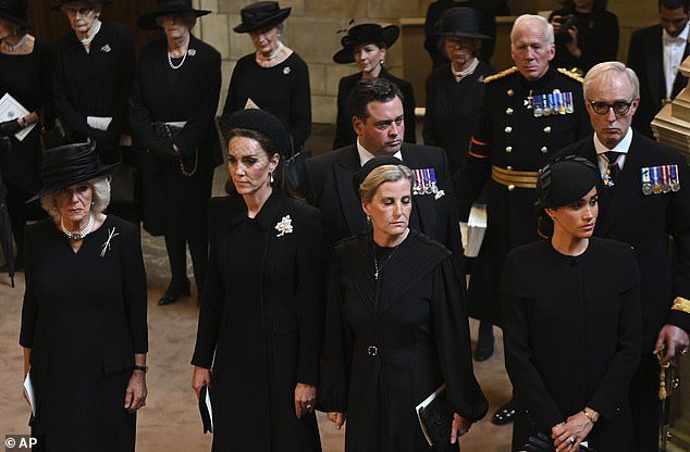 Od lewej: brytyjska aktorka Camilla, królowa Elżbieta II, Kate, księżna Walii, Sophie, hrabina Wessex i Meghan, księżna Sussex uczestniczyły we mszy, by odebrać trumnę królowej Elżbiety II w Westminster Hall.