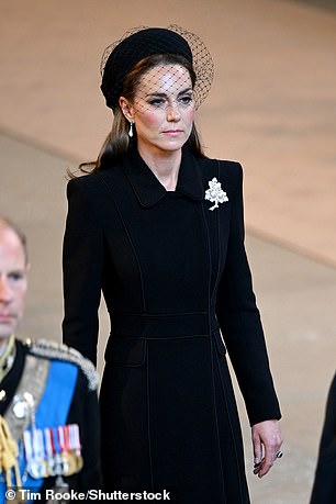 Catherine Princess of Wales dołącza do procesji z trumną królowej Elżbiety II z Pałacu Buckingham do Westminster Hall