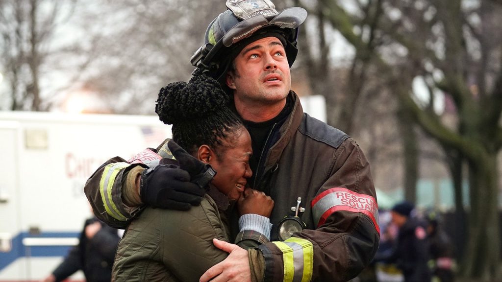 Kierownik domu pogrzebowego powiedział, że kręcenie „Chicago Fire” było „niewiarygodne”, prawdziwy pożar w pobliżu sprawił, że scena była „chaotyczna”