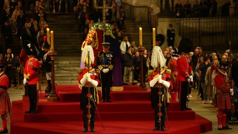 Dzieci królowej uczestniczą w czuwaniu w Westminster Hall w Londynie, Wielka Brytania, 16 września 2022 r.