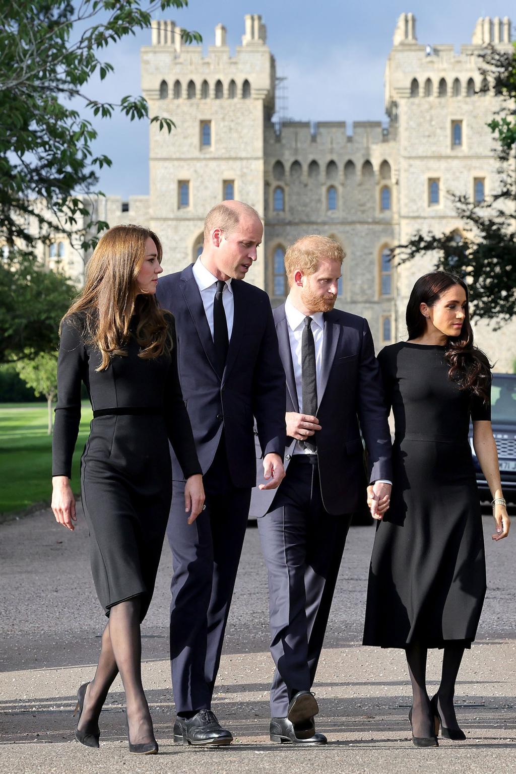 Książę i księżna Walii wraz z księciem i księżną Sussex gratulują pracownikom odnowy biologicznej przed zamkiem Windsor
