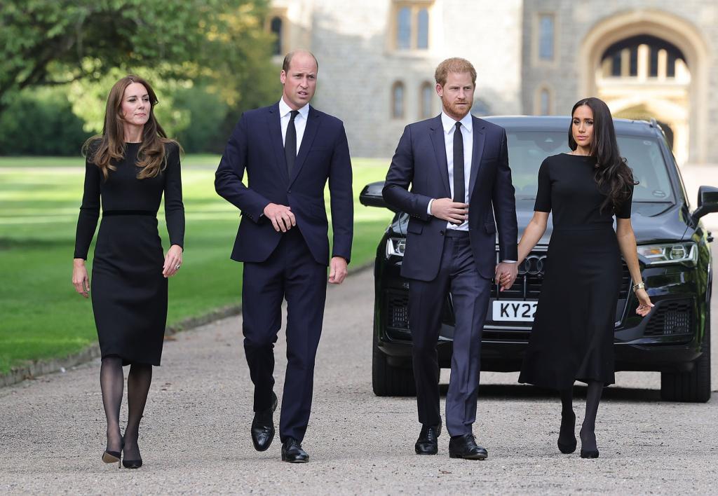 Książę i księżna Walii wraz z księciem i księżną Sussex gratulują pracownikom odnowy biologicznej przed zamkiem Windsor