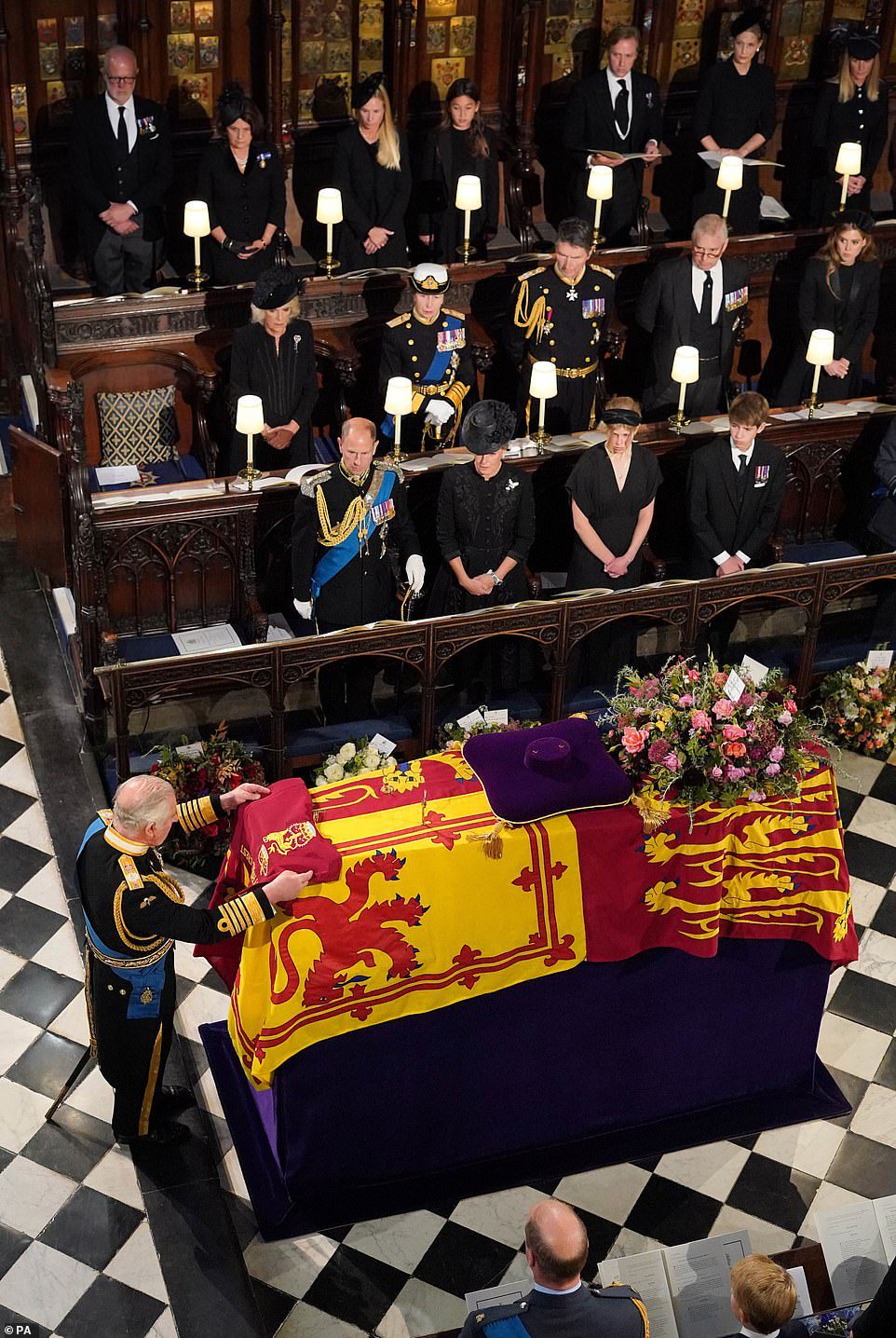 Król Karol III kładzie kolor obozu Kompanii Królowej Gwardii Grenadierów na trumnie Jej Królewskiej Mości podczas poniedziałkowej ceremonii oddania do użytku