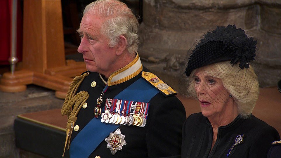Nowy król płakał, żegnając się z matką w poniedziałkowe popołudnie w kaplicy św. Jerzego w Windsor