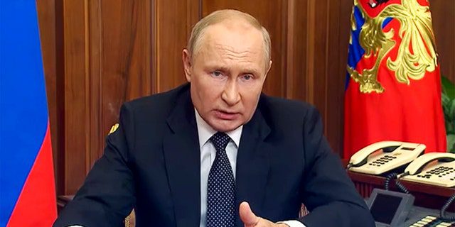 Na tym zdjęciu z filmu opublikowanego przez rosyjską prezydencką służbę prasową prezydent Rosji Władimir Putin przemawia do narodu w Moskwie w środę, 21 września 2022 r. 