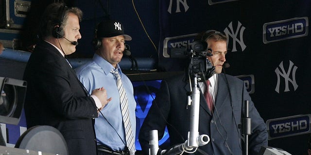 Michael Kay (po lewej) i Laiter (po prawej) prowadzą Rogera Clemensa (w środku) na stoisku YES podczas nieoficjalnego Dnia Rakiety na Bronksie.  Clemens właśnie podpisał kontrakt na 18 milionów dolarów, aby konkurować z Yankees do końca sezonu 2007.  