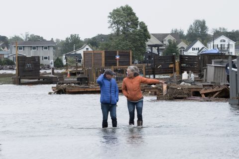 Mieszkańcy stoją w powodzi po śmierci Fiony w sobotę w Shediac, New Brunswick.