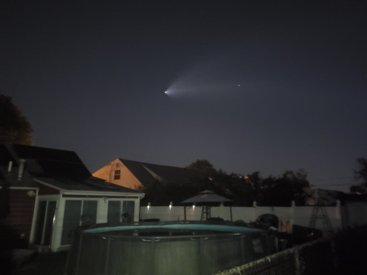 Ścieżka pary rakiety SpaceX Falcon 9 nad Cartart.  Zdjęcie dzięki uprzejmości widza News 12 Widzowie z New Jersey Joanne Best Pollman.