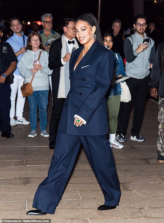 Przybity: Siostra Beyoncé Knowles utrzymała modę na modę męską dzięki swoim butom, które miały czarne szpilki stylizowane z przodu jak czarne oksfordy