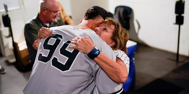 Aaron Judge z New York Yankees przytula swoją matkę.