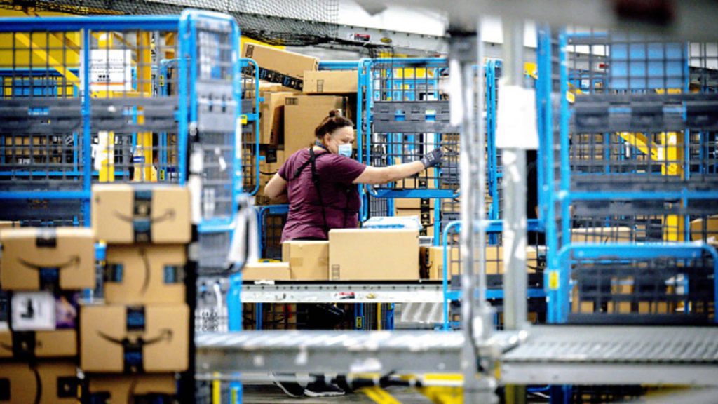 Amazon zwiększa płace dla pracowników magazynu i dostaw