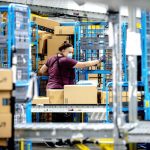 Amazon zwiększa płace dla pracowników magazynu i dostaw