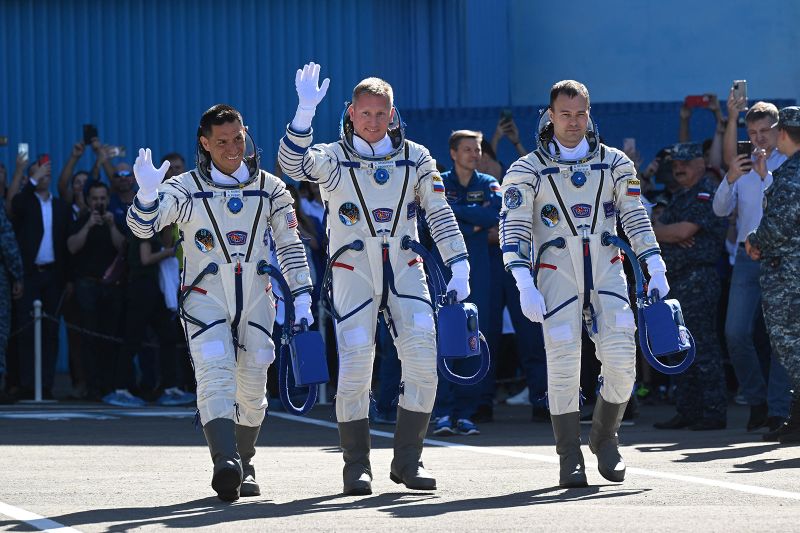 Astronauta NASA, rosyjscy kosmonauci wylatują w kosmos
