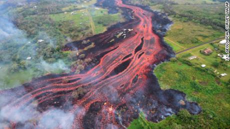 Hawaje wulkan Kilauea wypluwa wszędzie lawę