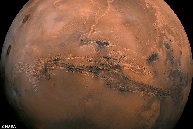 Naukowcy odkryli nowe dowody sugerujące, że na Marsie może znajdować się woda w stanie ciekłym - przełom w naszych długotrwałych wysiłkach mających na celu ustalenie, czy na Czerwonej Planecie kiedykolwiek istniało życie.