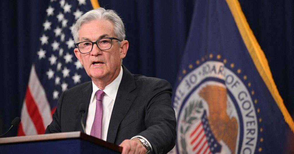 Prezes Fed Powell zasygnalizował, że stopy procentowe pozostają wysokie, aby walczyć z inflacją