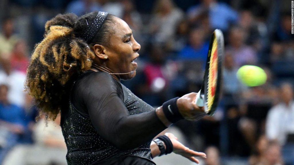 Serena Williams rywalizuje w meczu singlowym US Open, pokonując numer dwa na świecie Annette Kontaveit