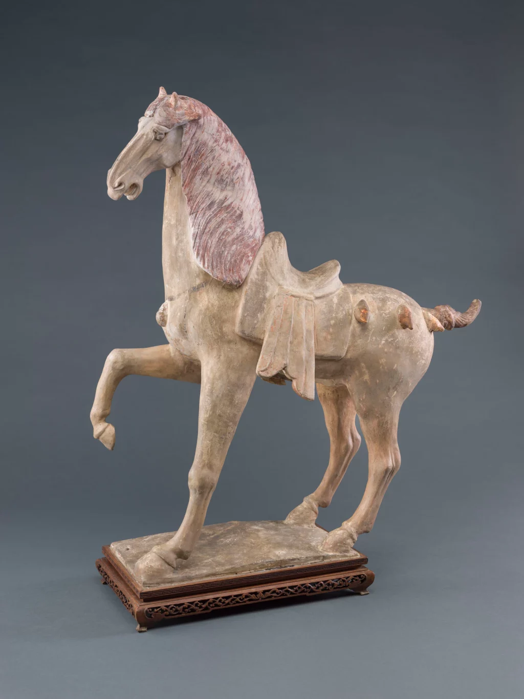 Sztuka spotyka naukę w analizie starożytnego posągu tańczącego konia
