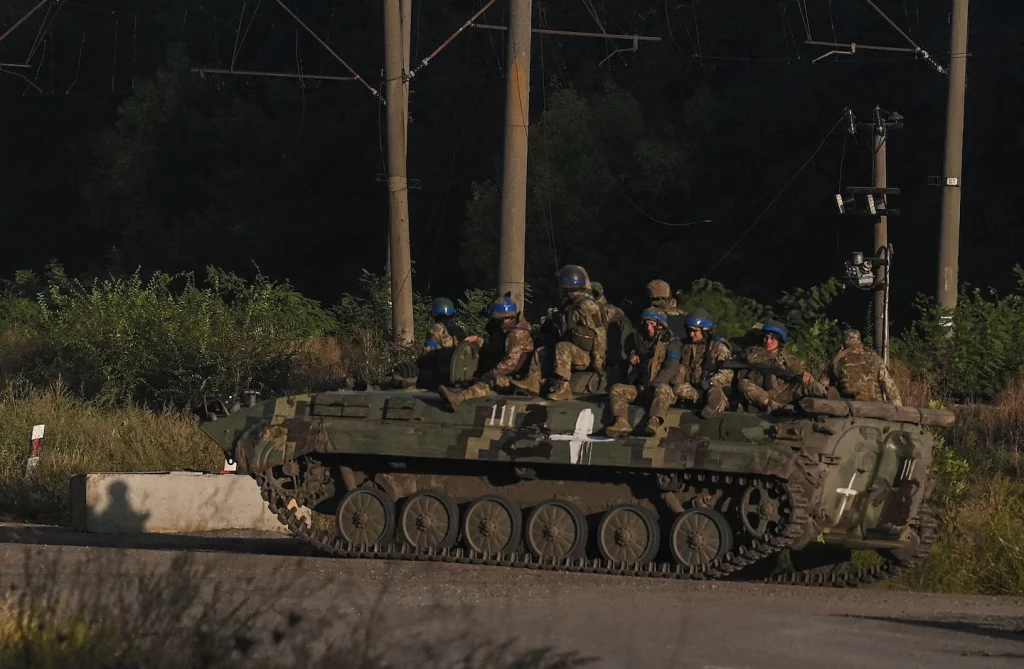 Ukraiński kontratak wyzwala okupowane miasta, a Rosjanie wycofują się