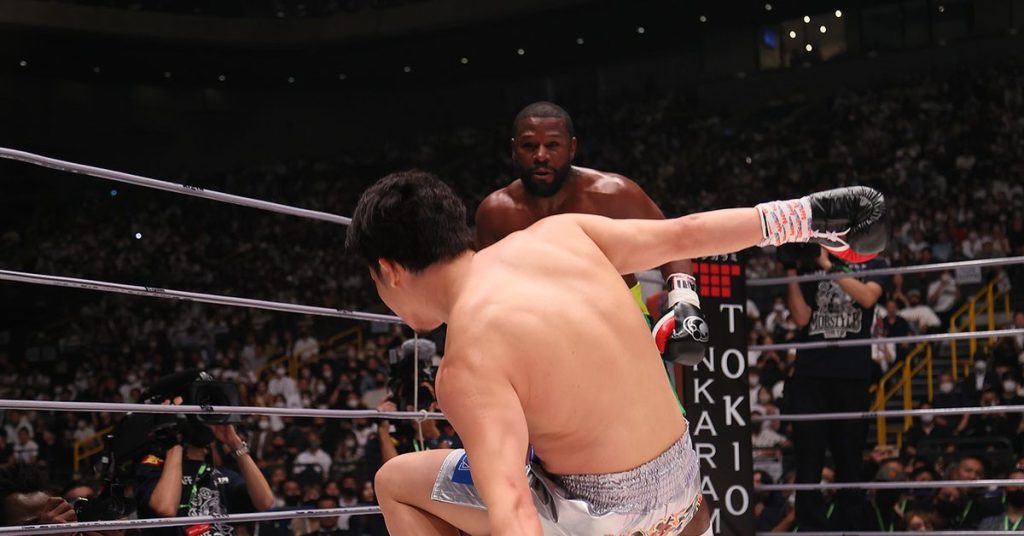 Wideo Floyd Mayweather zatrzymuje Mikuru Asakurę pod koniec drugiej rundy turnieju głównego Super Rizin