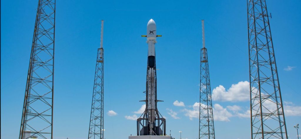 Zobacz, jak SpaceX wystrzeliwuje 54 satelity Starlink w piątek po opóźnieniu