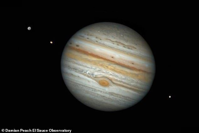 Pod koniec ubiegłego miesiąca astronomowie ujawnili, że Jowisz pojawi się jako największy i najjaśniejszy od dziesięcioleci, gdy zbliża się do najbliższego punktu Ziemi od 59 lat.