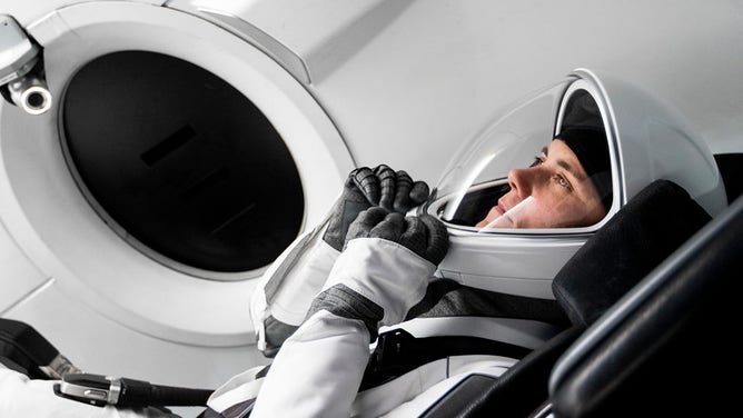 Astronauta Anna Kekina siedzi w makiecie statku kosmicznego, który przetransportuje misję NASA SpaceX Crew-5 na Międzynarodową Stację Kosmiczną podczas szkolenia w SpaceX w Hawthorne w Kalifornii.